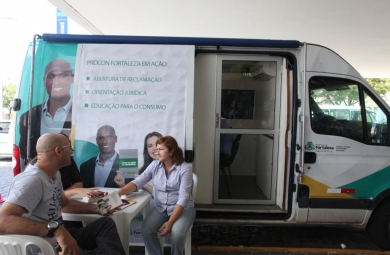Na unidade móvel do Procon, é possível abrir reclamação e receber orientação jurídica procon fortaleza oferece unidade movel veiculos especiais van ancar